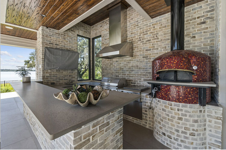 Modern Transitional Outdoor Kitchen | Villa Del Lago